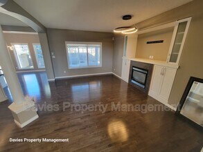 8380 Shaske Crescent NW in Edmonton, AB - Building Photo - Building Photo