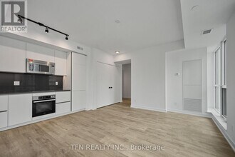 327 King St W in Toronto, ON - Building Photo - Building Photo