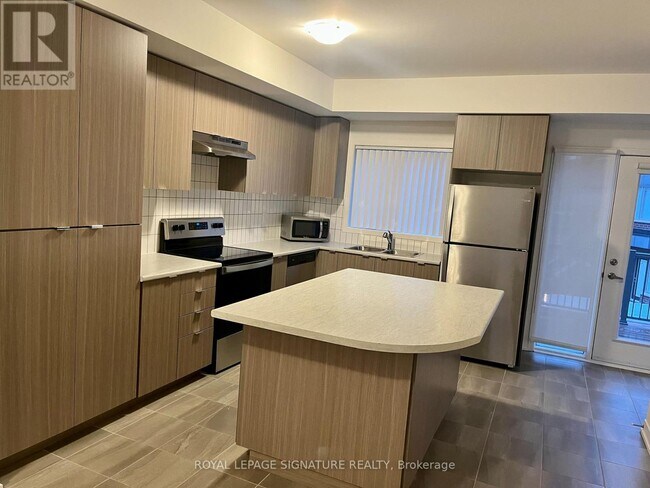 1525 Kingston Rd in Pickering, ON - Building Photo - Building Photo