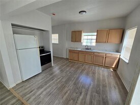 3265 W Camp Wisdom Rd in Dallas, TX - Building Photo
