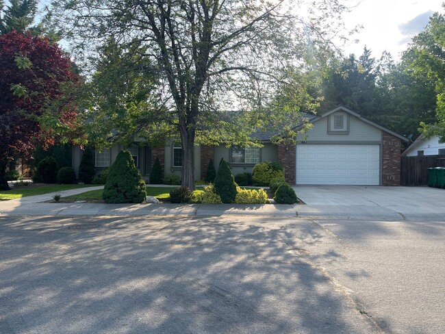 property at 650 N Pratt Ave