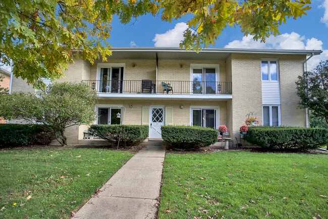 31 Green Oaks Dr in Crystal Lake, IL - Building Photo - Building Photo