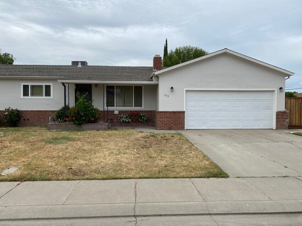 593 Maxwell Ln in Lathrop, CA - Foto de edificio