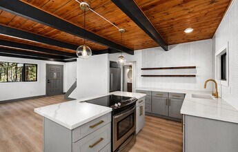 886 Tahoe Island Dr in South Lake Tahoe, CA - Building Photo - Building Photo