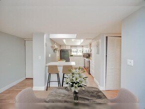 760 S Village Dr in St. Petersburg, FL - Foto de edificio - Building Photo