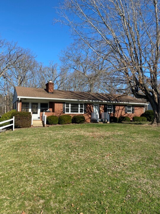 242 White Pine Dr in Lynchburg, VA - Building Photo