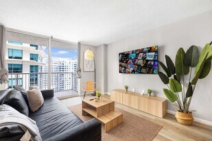 1 SE 12th St in Miami, FL - Building Photo