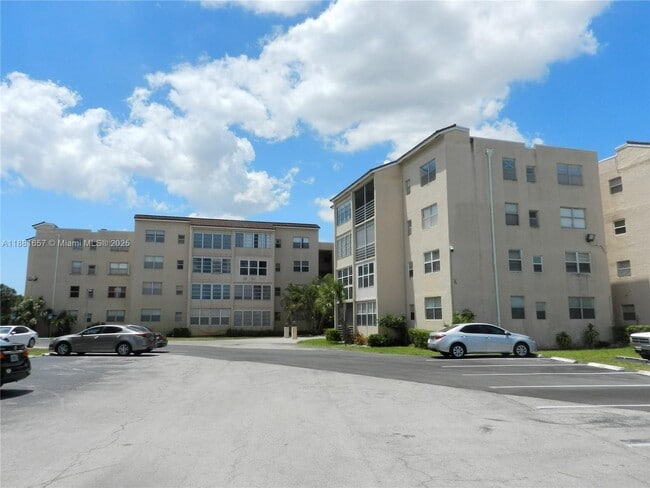 property at 2860 Somerset Dr