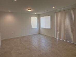 1157 Blue Oak Ln W in Madera, CA - Foto de edificio - Building Photo