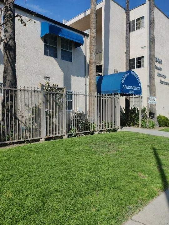 19055 Sherman Way in Los Angeles, CA - Building Photo