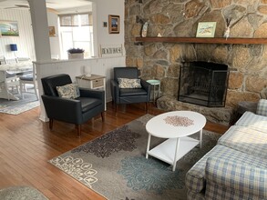 696 Matunuck Beach Rd in South Kingstown, RI - Foto de edificio - Building Photo