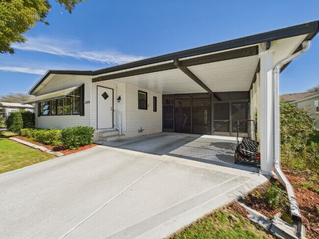 1719 Hilton Head Blvd in Lady Lake, FL - Building Photo - Building Photo