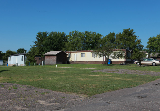 Mobile Home Court in Roberts, WI - Building Photo - Building Photo