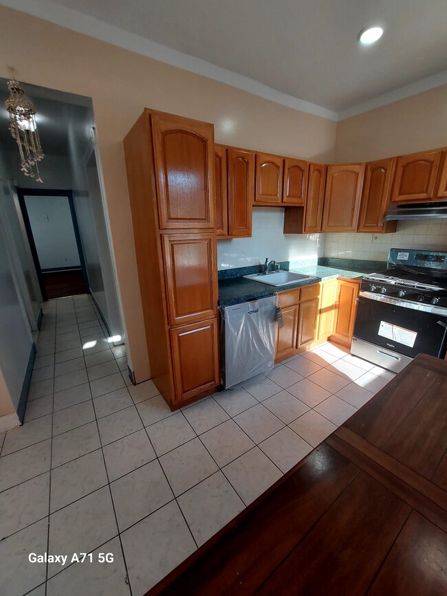 253 Bowers St, Unit 1ST FLOOR in Jersey City, NJ - Foto de edificio - Building Photo