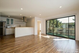 7 Commodore Dr, Unit 453 in Emeryville, CA - Building Photo - Building Photo