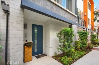 229 Elm Ave in Long Beach, CA - Building Photo - Building Photo