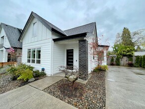 7686 SE Overland St in Milwaukie, OR - Building Photo - Building Photo