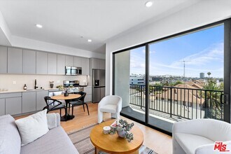 904 S New Hampshire Ave in Los Angeles, CA - Building Photo - Building Photo