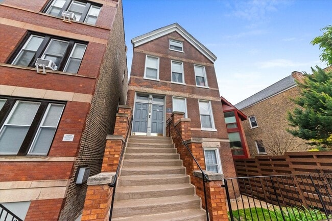 property at 1839 N Hermitage Ave