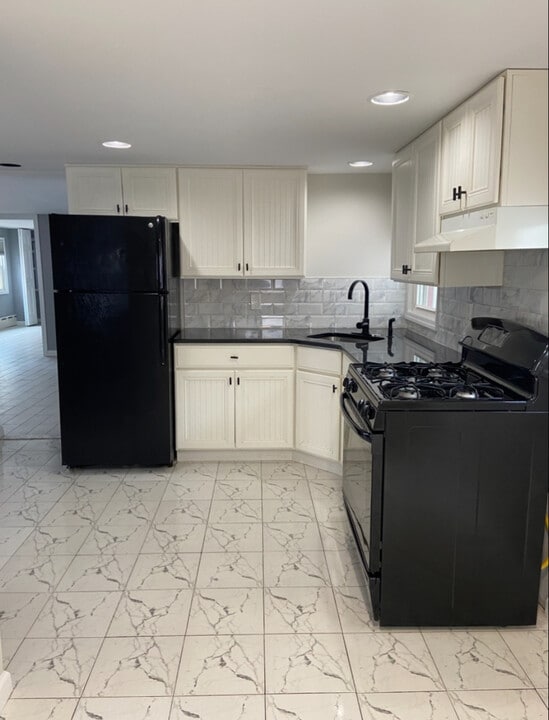 90 Illinois Ave, Unit Garden level in Long Beach, NY - Building Photo