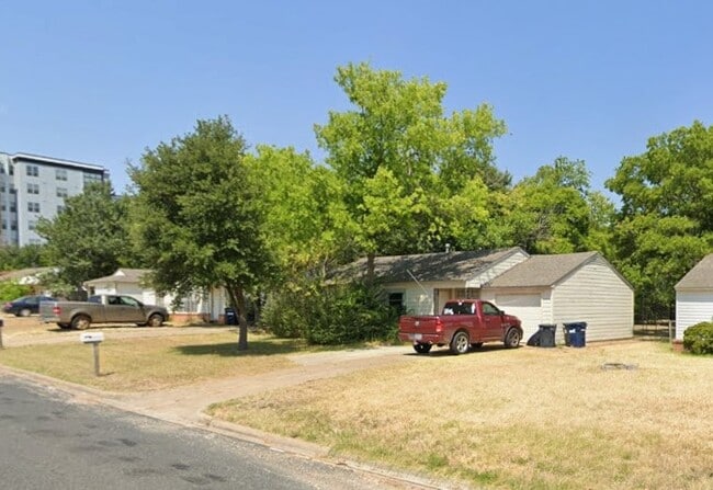 709 Cross St in College Station, TX - Building Photo - Building Photo