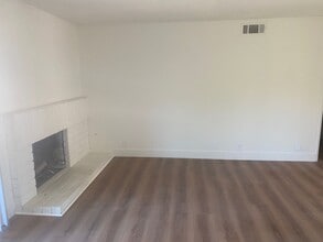 1114 Lawrence Way in Oxnard, CA - Building Photo - Building Photo