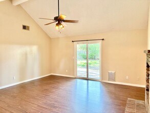 2062 E Cromwell Ave in Fresno, CA - Building Photo - Building Photo