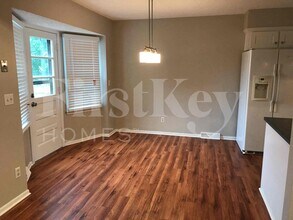 804 NE Karapat Dr in Kansas City, MO - Foto de edificio - Building Photo