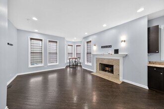 4956 S Champlain Ave in Chicago, IL - Foto de edificio - Building Photo