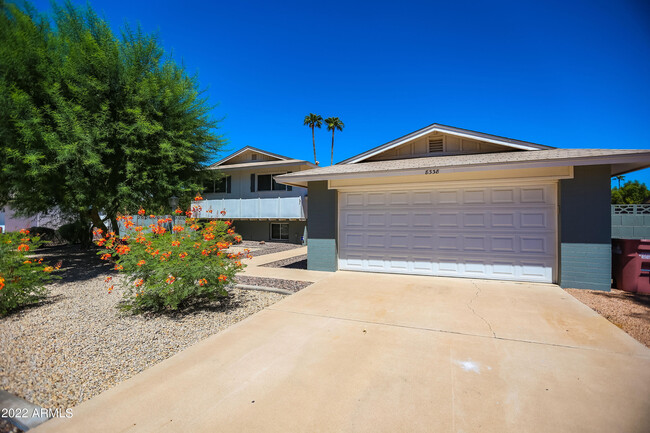 8338 E Stella Ln in Scottsdale, AZ - Foto de edificio - Building Photo