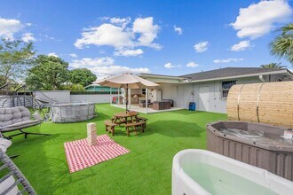 2128 Dock St in West Palm Beach, FL - Foto de edificio - Building Photo