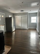 138 Emery St, Unit 4 in Berlin, NH - Foto de edificio - Building Photo