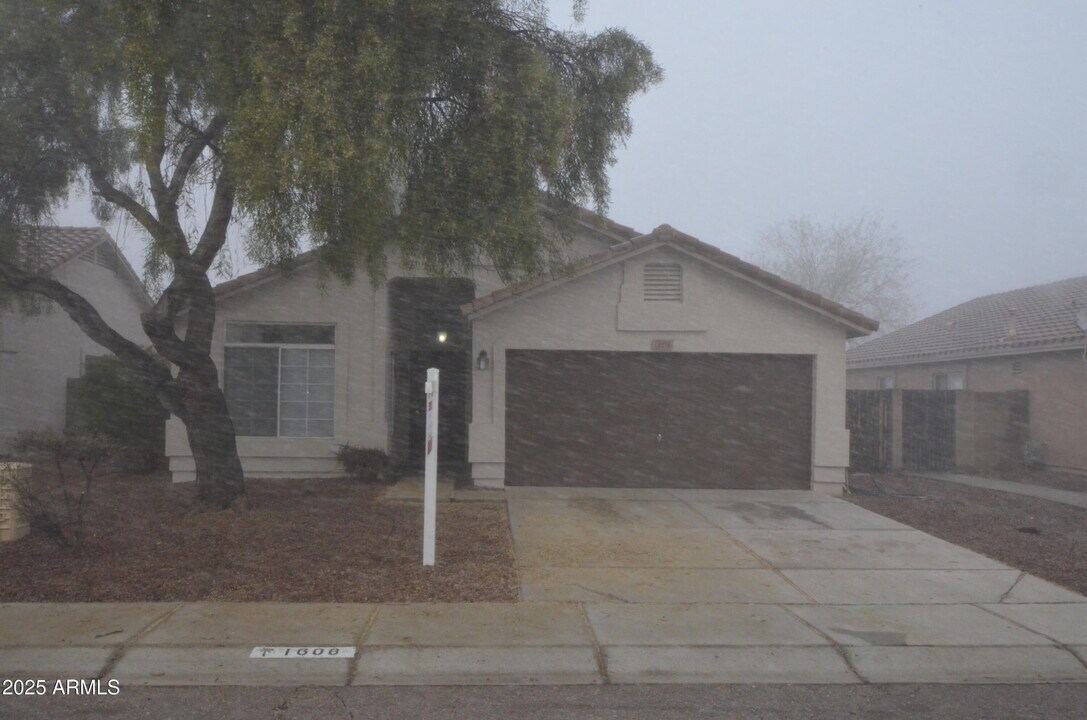 1608 S 82nd Dr in Phoenix, AZ - Building Photo