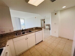 19501 W Country Club Dr in Aventura, FL - Foto de edificio - Building Photo
