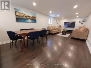 136 Lowe Blvd in Newmarket, ON - Building Photo - Building Photo