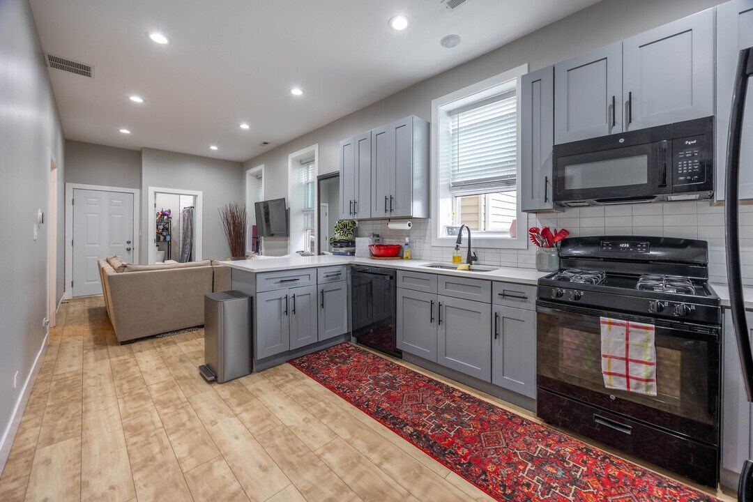 2243 W 23rd Pl, Unit 2R in Chicago, IL - Building Photo