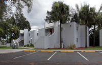 Peppertree Apartments in Ft. Myers, FL - Foto de edificio - Building Photo