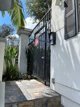 Chateau Studio Village Apartments in North Hollywood, CA - Foto de edificio - Building Photo