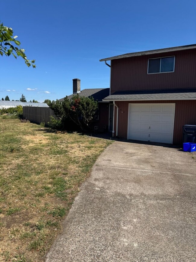 property at 824-826 N Cloverleaf Loop