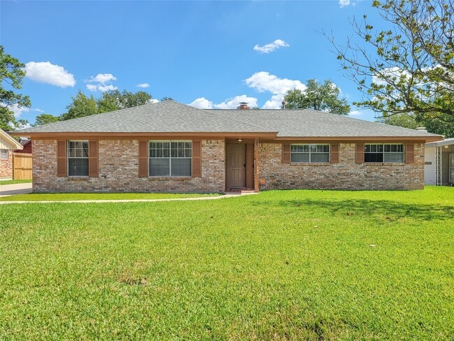 2115 Forest Oaks Dr