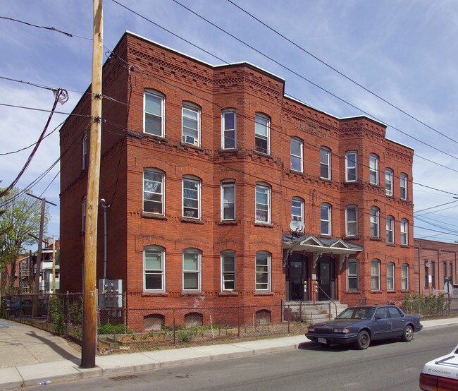 37-39 School St in Chicopee, MA - Foto de edificio - Building Photo