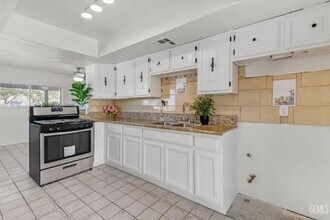 1229 Clinton St, Unit Front House in Delano, CA - Building Photo - Building Photo