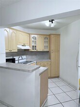 660 W Park Dr in Miami, FL - Building Photo - Building Photo