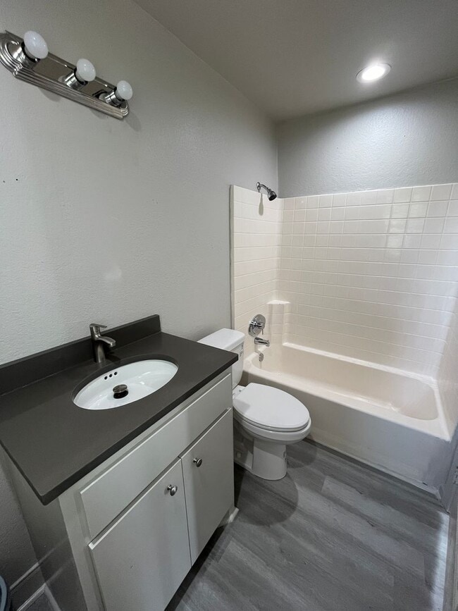 5917 Lucille Dr in Corpus Christi, TX - Foto de edificio - Building Photo