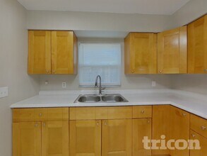 111 Sheryl Lynn Dr in Brandon, FL - Foto de edificio - Building Photo