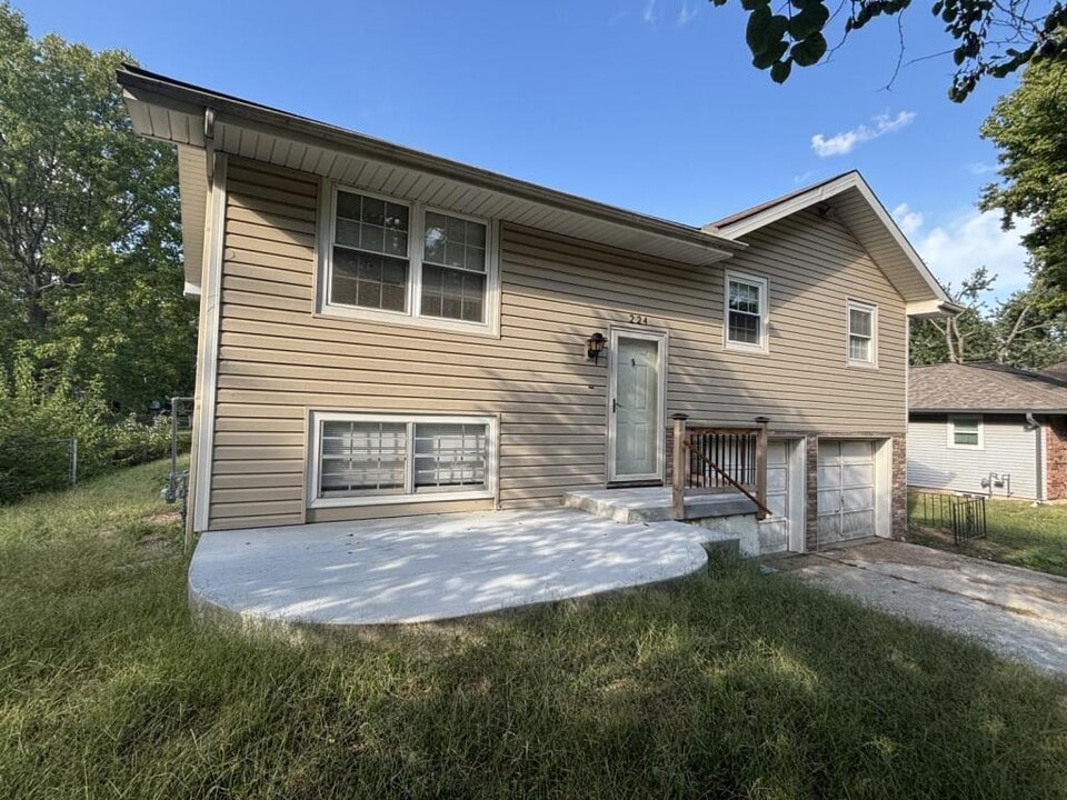 224 SW Kingscross Rd in Blue Springs, MO - Building Photo