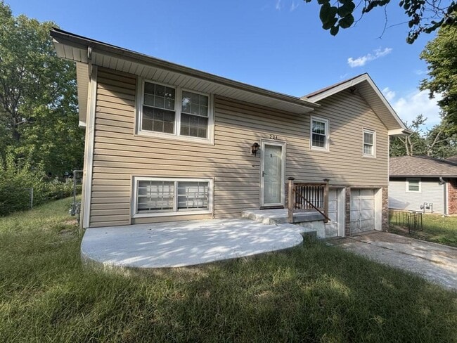 property at 224 SW Kingscross Rd