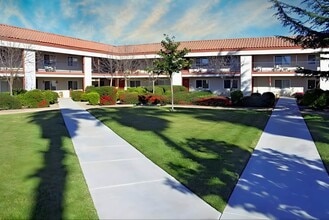 Villa Paseo Palms in Paso Robles, CA - Foto de edificio - Building Photo