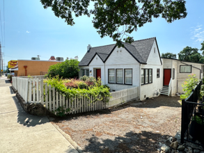 2327 Eureka Way in Redding, CA - Foto de edificio - Building Photo