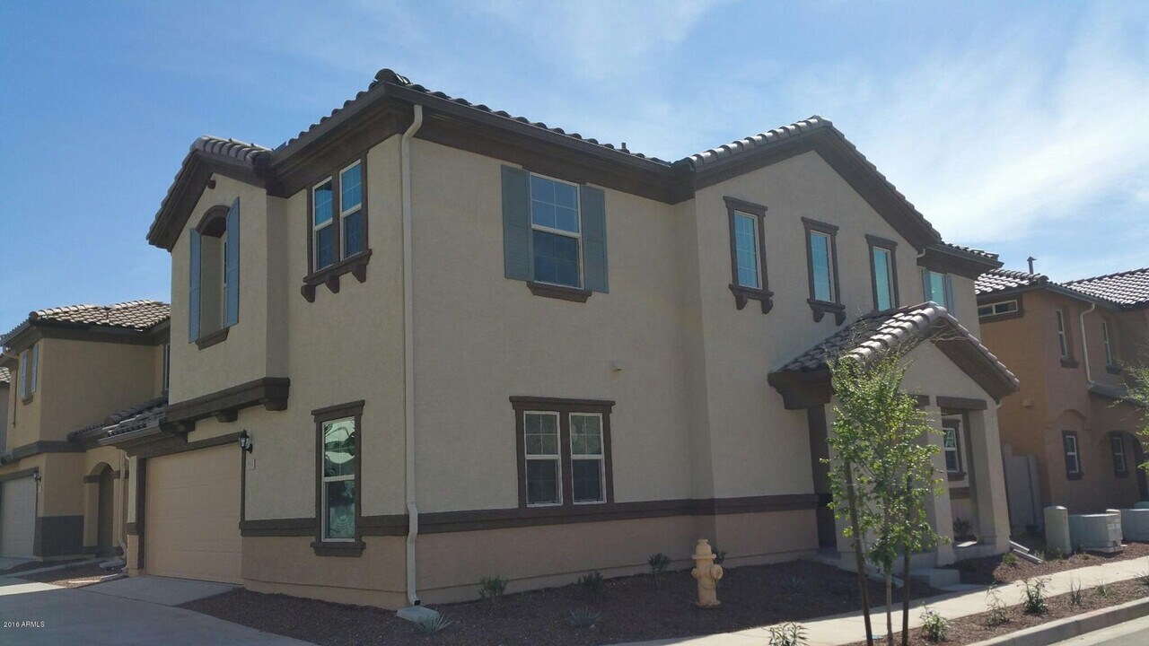 903 S Swallow Ln in Gilbert, AZ - Building Photo